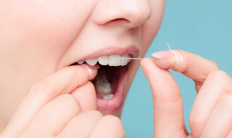 Vệ sinh răng sứ đúng cách giúp kéo dài tuổi thọ răng.