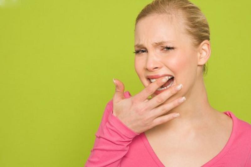 Bọc sứ răng cửa có khả năng gây ra tình trạng ê buốt răng.