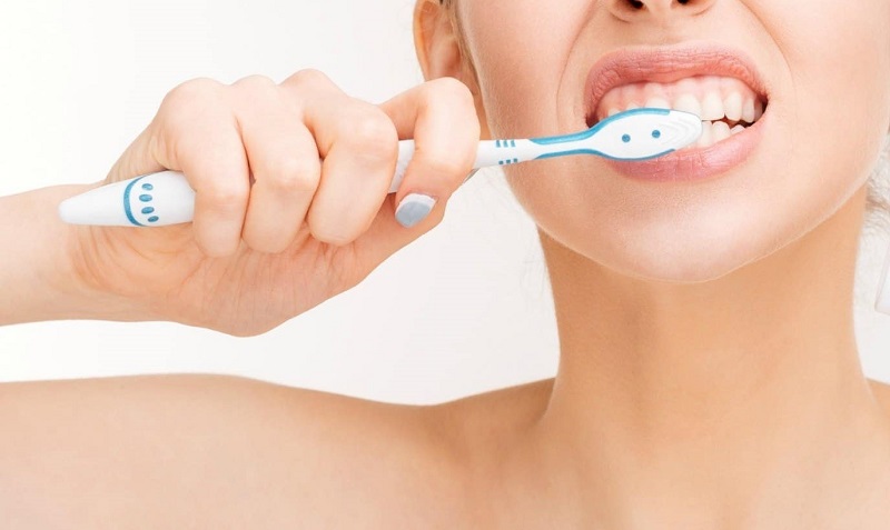 Vệ sinh răng miệng kém là nguyên nhân dẫn đến hơi thở "rau mùi"