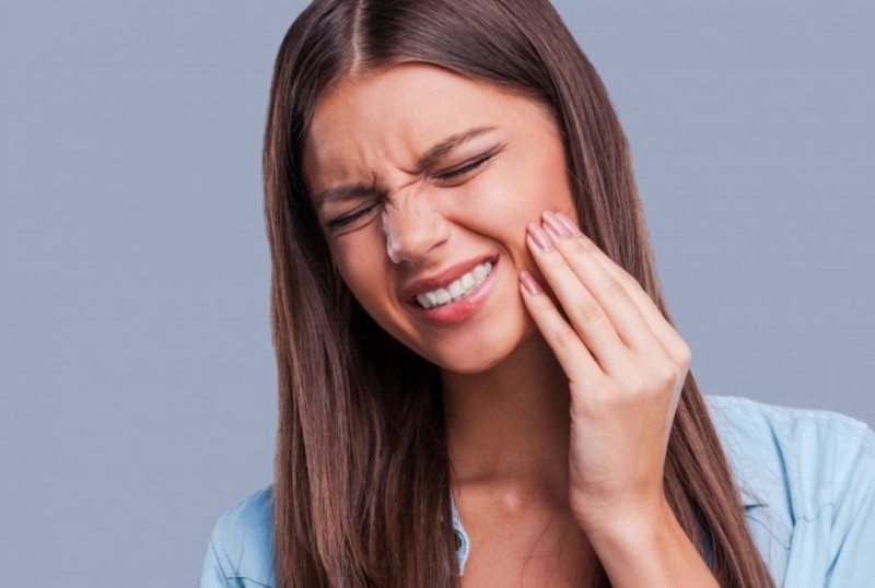 Răng đau nhức, nướu thâm là triệu chứng điển hình của viêm tủy răng