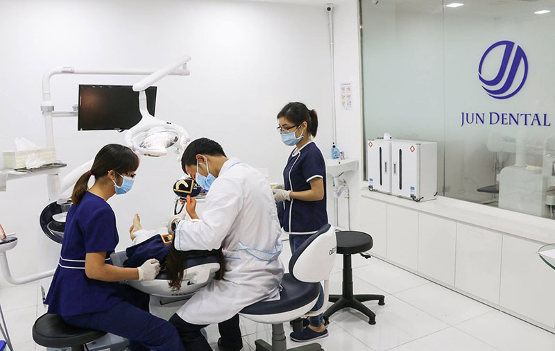 Nha khoa thẩm mỹ Jun Dental được trang bị máy móc hiện đại