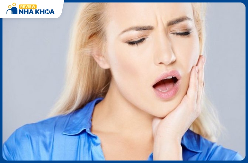Ê buốt răng là triệu chứng thường gặp và có thể xảy ra ở mọi đối tượng