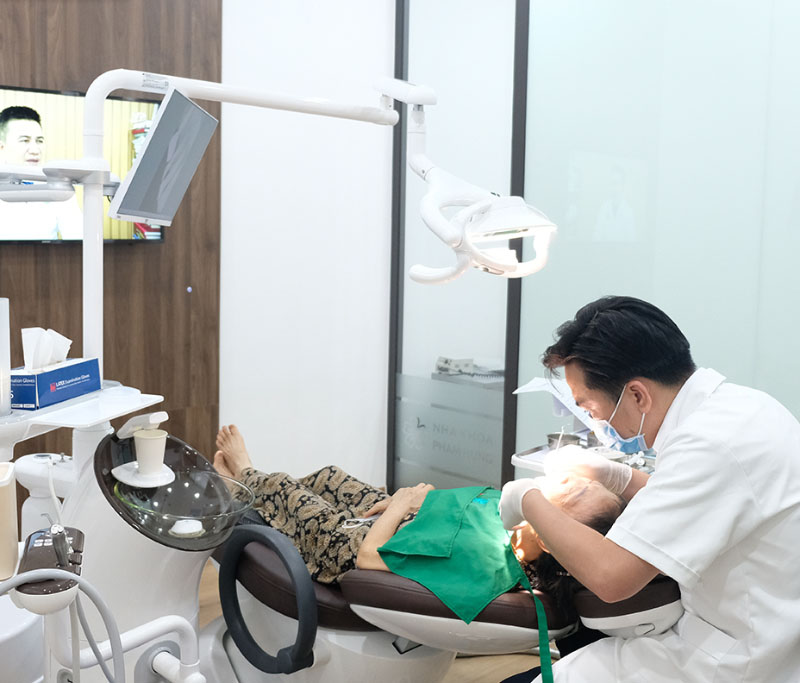 Hình ảnh bác sĩ tại nha khoa Phạm Hùng điều trị cho khách hàng